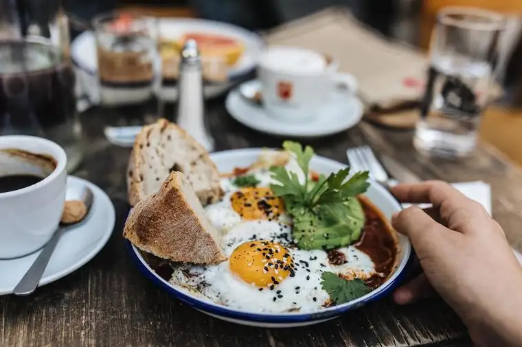 COOLES TRENDY CAFEHAUS &amp; FRÜHSTÜCKS- &amp; MITTAGSLOKAL MIT EIGENER PATTISERIE