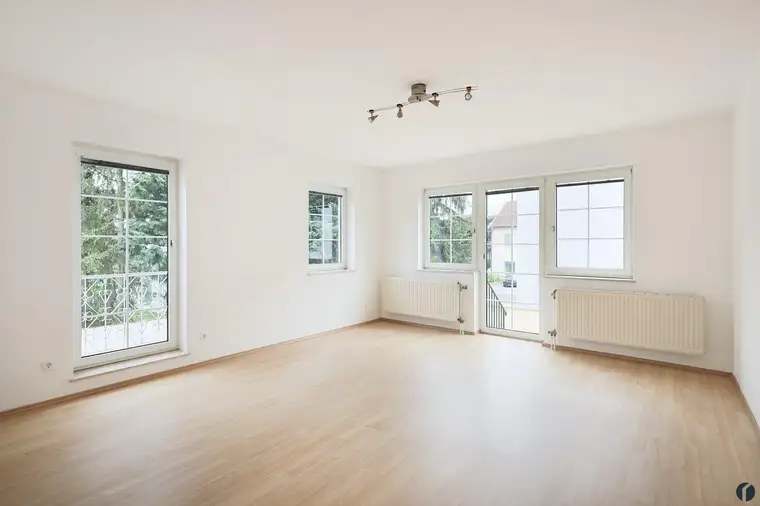 PROVISIONSFREI: Zentral gelegene, helle 4-Zimmer Wohnung mit Terrasse