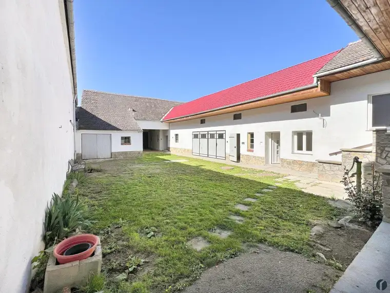 Bauernhaus mit Stadel und viel Grund