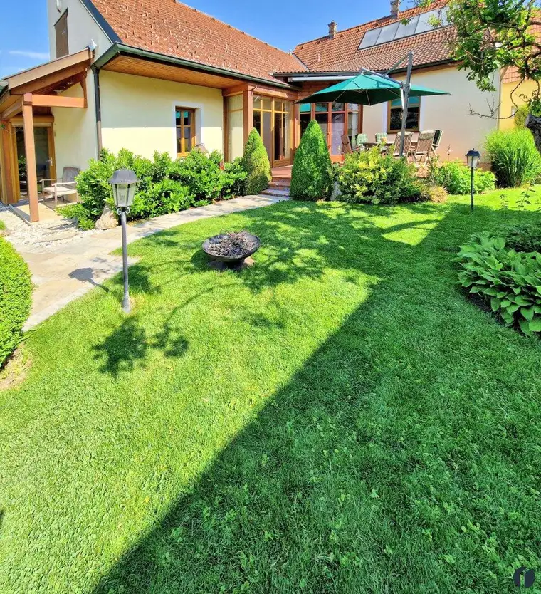Großzügiges 7-Zimmer-Einfamilienhaus mit Pool und großem Garten