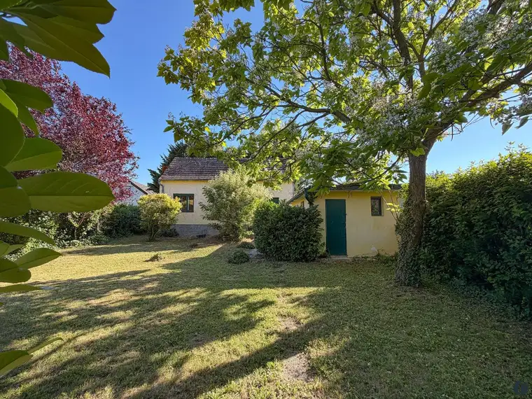 Baugrundstück mit kleinem Haus – ca. 548 m² Grundstück mit Entwicklungspotenzial