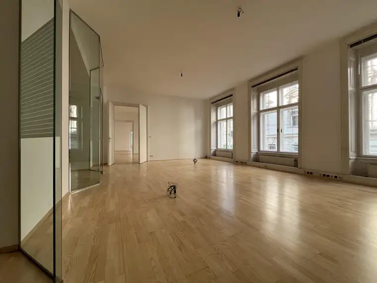 Helle, gut ausgestatte 178 m² Bürofläche in repräsentativem Stilaltbau Nähe Seilerstätte!