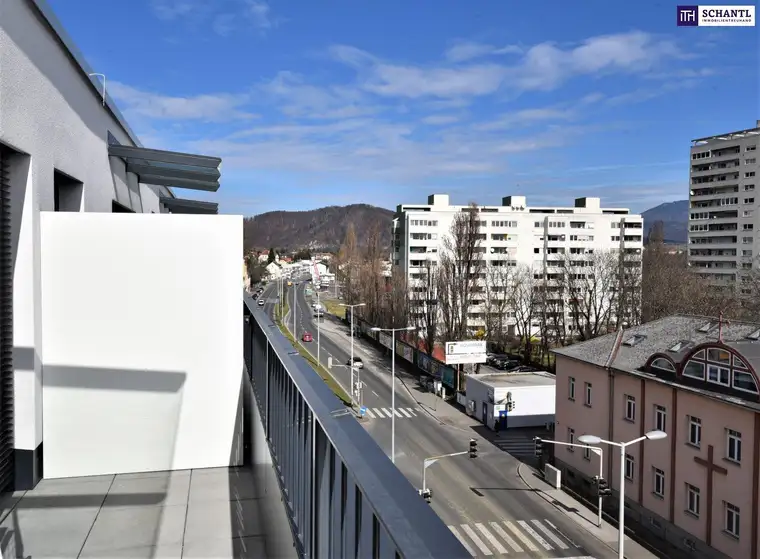 Ihr Traum-Penthouse in Graz-Gösting wartet! Lassen Sie sich von atemberaubendem Schlossbergblick, einer großzügigen Dachterrasse und Komfort mit Tiefgarage und Kellerabteil verzaubern. Ein Ort, an dem Lebensqualität beginnt!