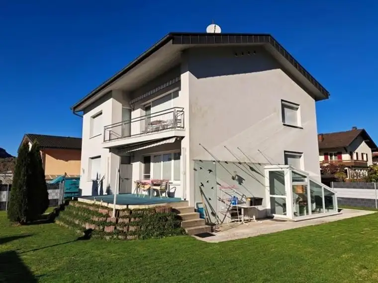 Schönes Zweifamilienhaus ca. 230m² Nutzfläche mit 640m² Grund und tollem Garten in Götzis!