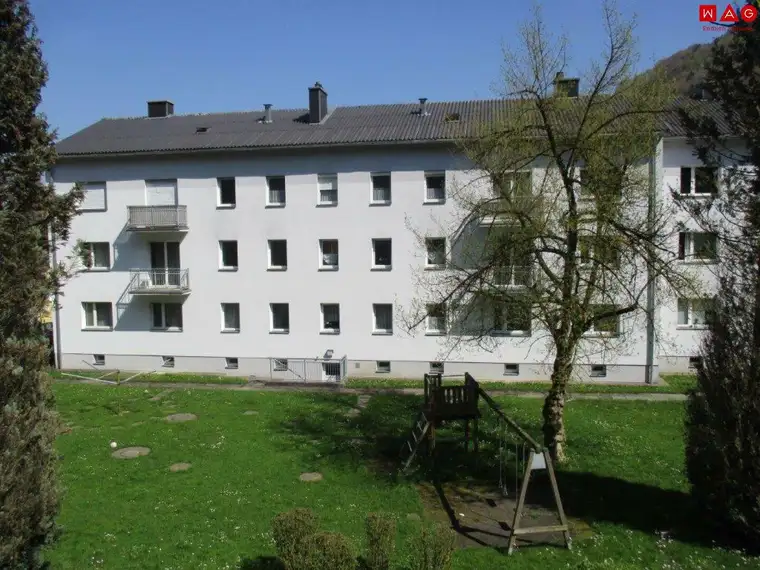 Perfektes Wohnen für Naturliebhaber, genießen Sie die ländliche Idylle! Sofort verfügbar! Details: Herrliche Loggia mit Blick ins Grüne - sehr geräumiges Wohnzimmer - Bad mit Fenster - Bad und WC getrennt