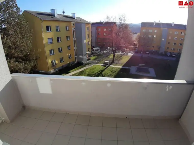 Preis-Schnäppchen, Wohnung mit großer Loggia, 5 Gehminuten zum Zentrum!