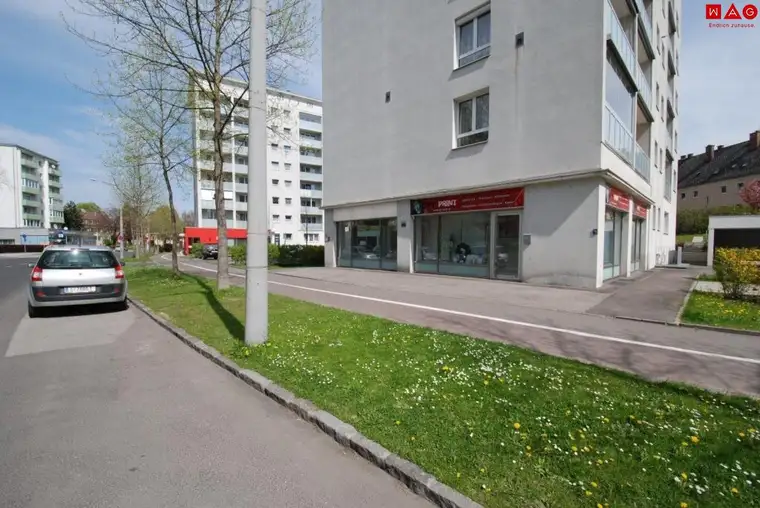 Geschäfts-/Büro-/Ordinationsfläche mit XL-Schaufenstern u. mit Umsatzpotential - 1A Preis-/Leistung, direkt neben dem (Vital-)Zentrum Muldenstraße!