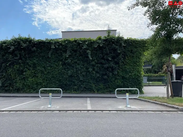 2 absperrbare neben einander liegende Freiparkplätze - extra breit! Das lästige Parkplatzsuchen hat ein Ende! Sofort verfügbar!
