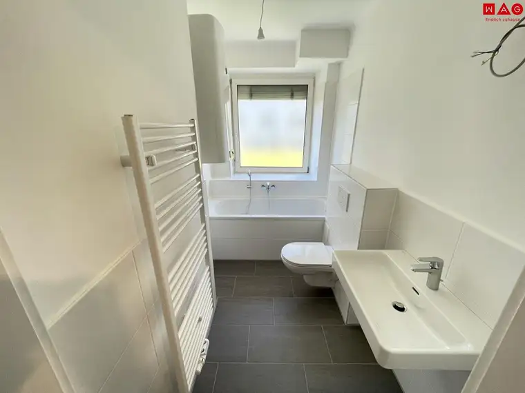 Entzückende Zweizimmerwohnung, neu saniert, auf Wunsch mit Küche