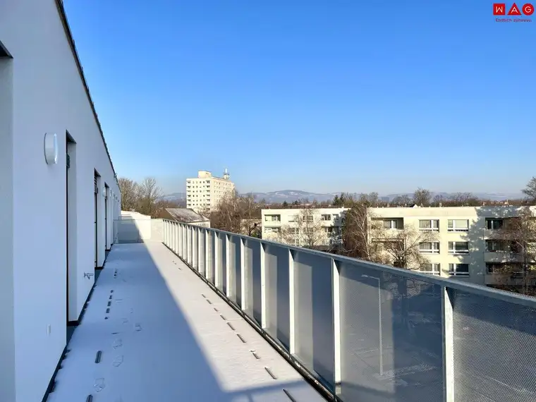 Dachterrassenwohnung mit zeitloser Architektur und klaren Raumkonzept laden zum Leben ein: Profitieren Sie von der umweltbewussten Heiz- und Kühltechnik