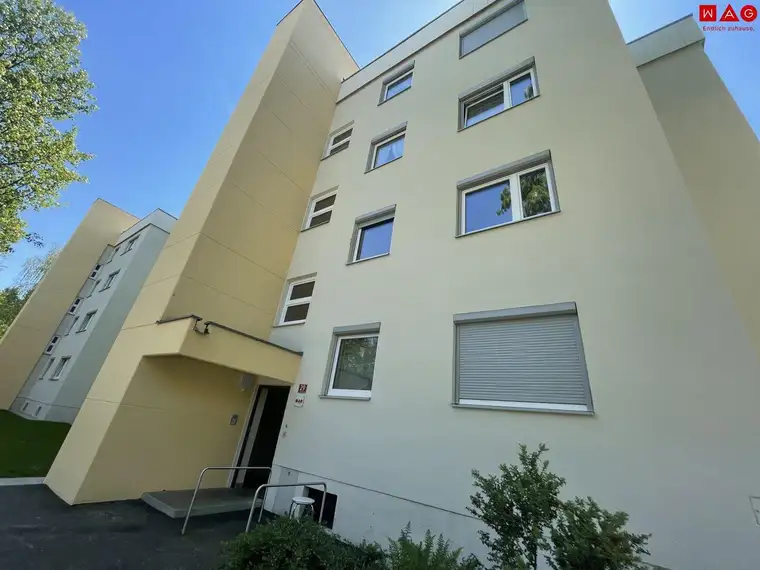 Neu sanierte 2-Zimmerwhg. im Grünen – mit Balkon &amp; Garage!