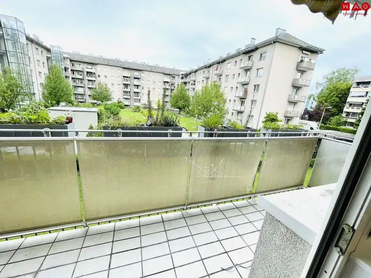 Sehr charmante und gut geschnittene 3-Zimmer Wohnung mit Balkon in grüner und zentraler Lage! Bad mit Dusche!