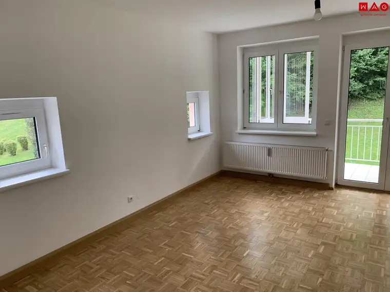 Sommer, Sonne, Balkonien – dieses Rundumpaket wartet auf Sie! Gemütliche Loggia mit Ausblick auf landschaftliche Schönheit - moderne 3 Raum Wohnung mit praktischem Abstellraum und Parkplatz direkt vor der Haustür!