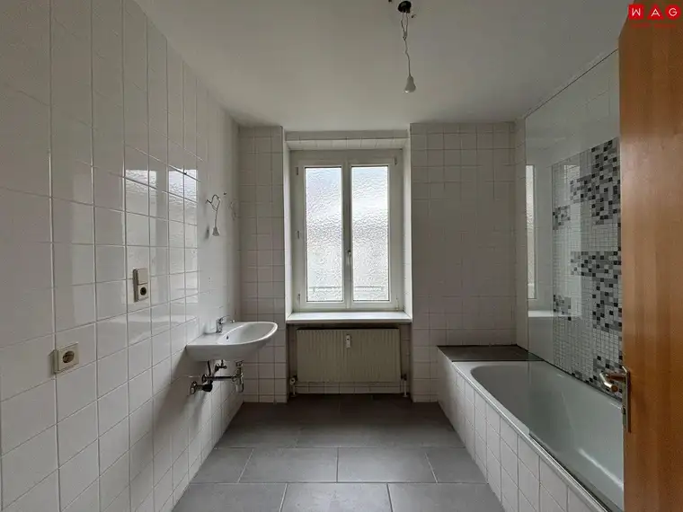 Naturnahes Wohnen im grünem Stadtteil Ebelsberg! Großzügige - Zimmer Wohnung mit Balkon und sehr schöner Raumaufteilung! Genießen Sie den Vorteil einer perfekten Infrastruktur!