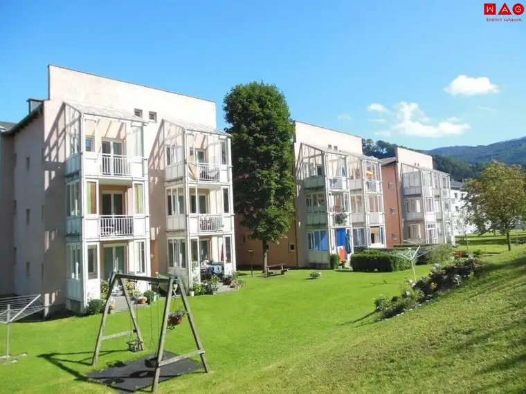 Hier wird hoher Wohnkomfort in ländlicher Gegend geboten! Hell und freundlich mit sonniger Loggia, viel Stauraum und kostenlosem Parkplatz direkt vor der Türe! Ab SOFORT verfügbar!