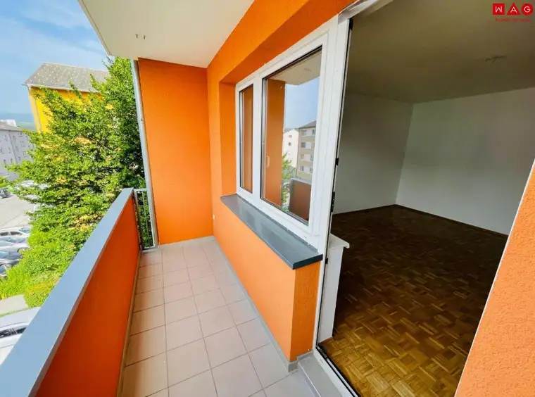 Erstbezug nach Sanierung! Große Wohnung im 3 Stock mit Loggia, Lift und Parkplatz!