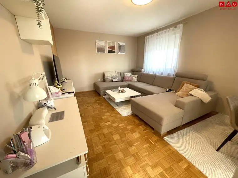 Entspanntes Wohnen in ruhiger Grünlage am beliebten Spallerhof! Großzügig geschnittene 2-Raum-Wohnung mit schöner Loggia! Wunderbarer Ausblick!