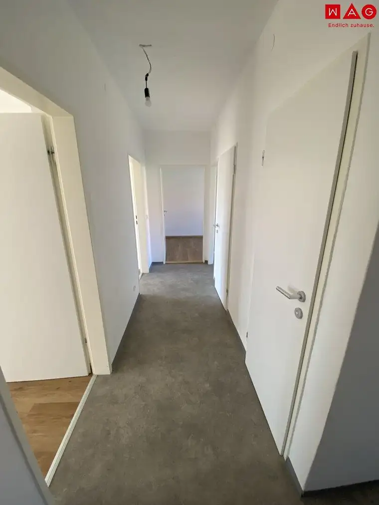 Geld sparen und den Sommer auf Balkonien genießen! Umfassende Sanierungsarbeiten versprechen einen traumhaften Rückzugsort zum Wohlfühlen: geräumiges Wohnzimmer mit Zugang zum sonnigen Balkon, modernes Badezimmer und praktischer Abstellraum!