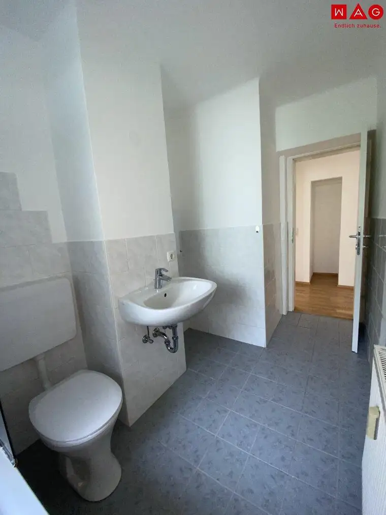 Gemütliche 3- Zimmer Wohnung im Erdgeschoss bietet ein ideales Zuhause für kleine Familien oder Paare - inmitten einer grünen Umgebung ohne auf beste Infrastruktur verzichten zu müssen! Erstbezug nach Sanierung!