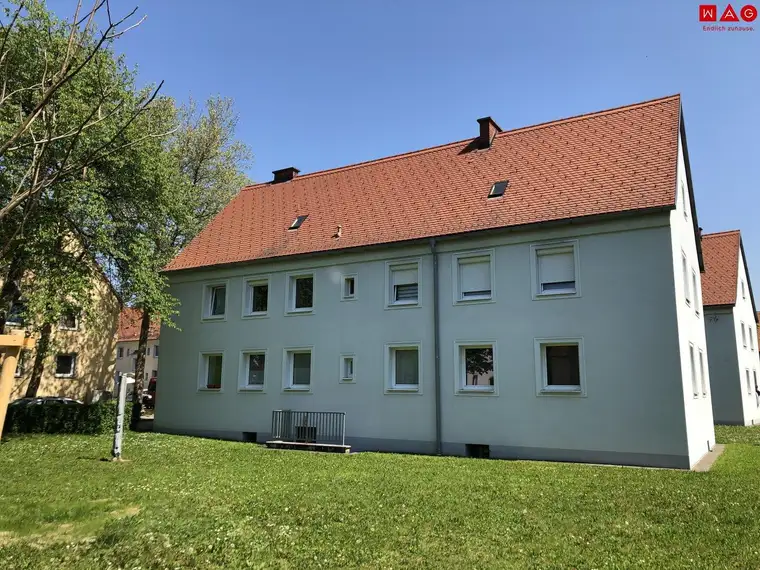 Die Natur vor der Haustüre: Ruhige Grünlage, ohne auf die Vorteile einer hervorragenden Infrastruktur verzichten zu müssen! Schnell sein und diese gemütliche Wohnung mit praktischer Raumaufteilung sichern!