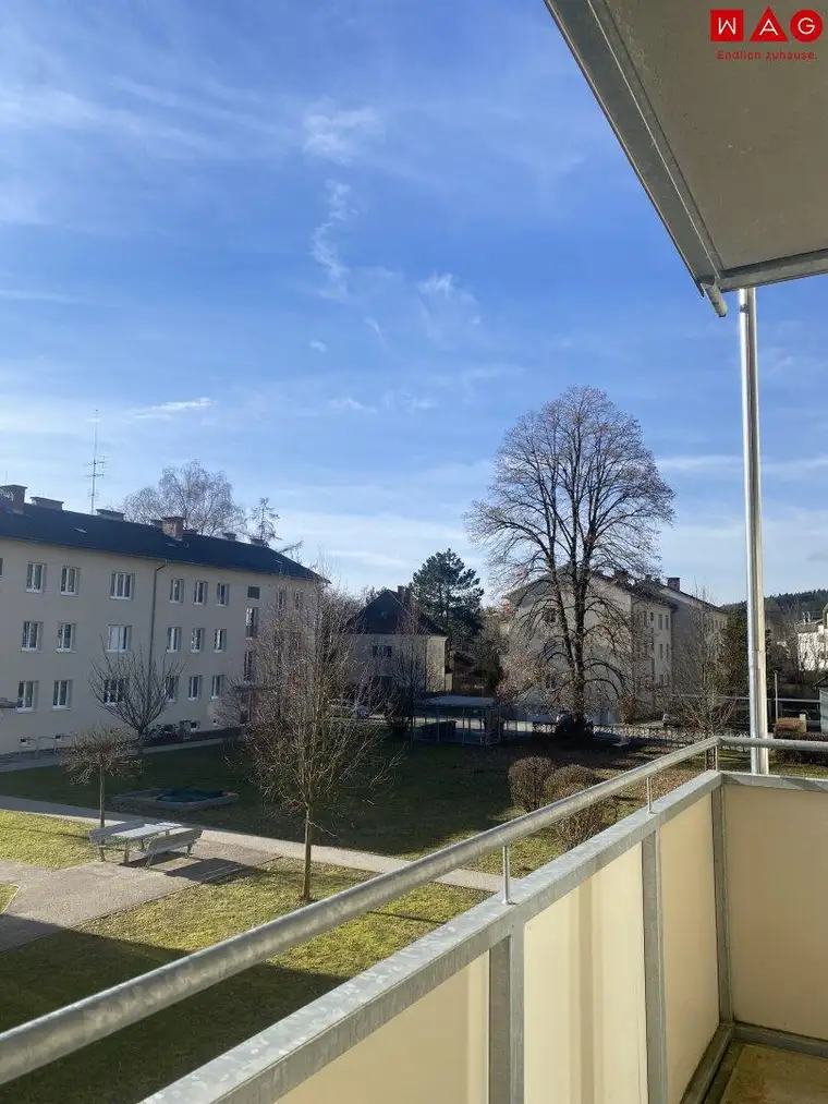 Wohnen, wo die Ruhe wohnt – 3-Zimmer-Idylle mit Balkon im Grünen nachgefragten aufstrebenden Vöcklabruck! AB SOFORT VERFÜGBAR!