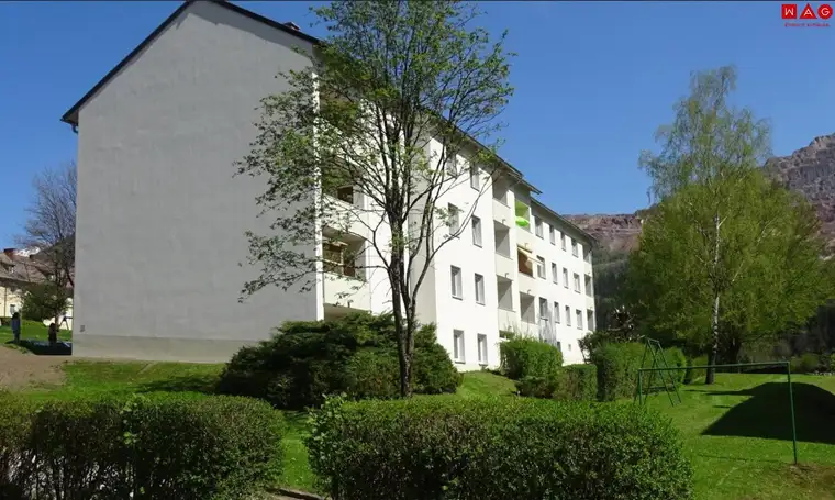 Zentral gelegene, sanierte Familienwohnung mit Loggia