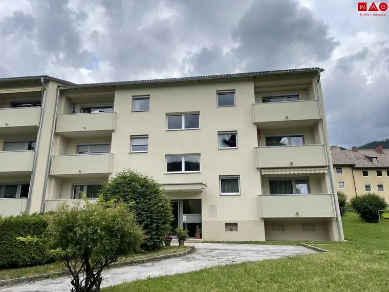 Zentral gelegene, günstige 3 Zimmer Wohnung mit Loggia!
