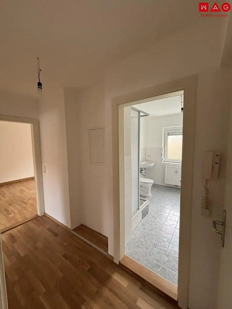ERSTBEZUG nach umfassender Sanierung! Wunderschöne 3-Zimmer-Wohnung in vorteilhafter Lage am ruhigen Stadtrand von Steyr! Große Fenster, traumhaftes Badezimmer und vielseitige Einrichtungsmöglichkeiten versprechen höchste Wohnqualität!