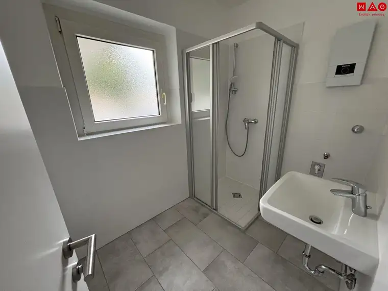 Umfassende Sanierungsarbeiten versprechen einen traumhaften Rückzugsort zum Wohlfühlen: geräumiges Wohnzimmer mit heller Atmosphäre, modernes Badezimmer mit getrenntem WC und praktischer Abstellraum!