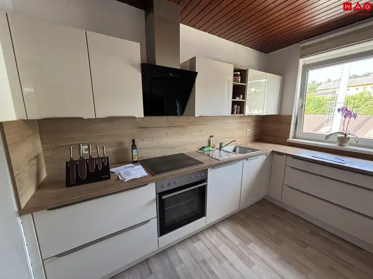 Charmante Balkonwohnung in ruhiger Umgebung im grünen Herzen von Untergrünburg: helle Raumaufteilung, praktischer Abstellraum und privater Parkplatz vor der Haustüre! Hochwertige Küchenablöse möglich!