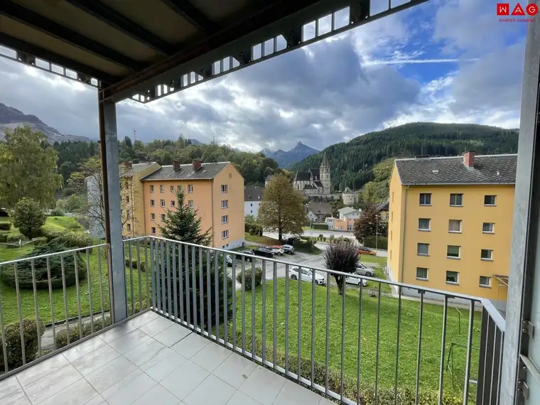 Attraktive, teilsanierte 2-Zimmerwohnung mit schönem Balkon!