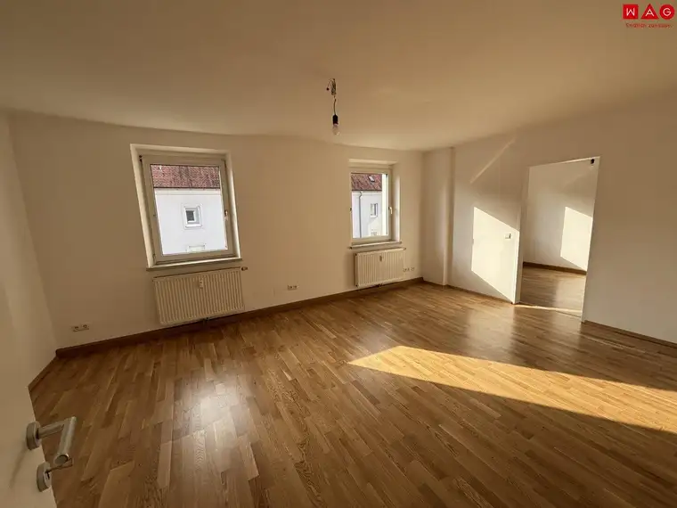 Exklusive Luxus-Singlewohnung in Steyr-Münichholz: frisch saniert, hochwertig ausgestattet, lichtdurchflutet – in herrlich zentraler Grünlage und mit zwei praktischen Abstellräumen!