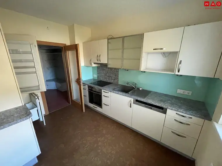 Großzügige Wohnung mit Küche, 1. OG mit Lift und zugeteiltem Parkplatz