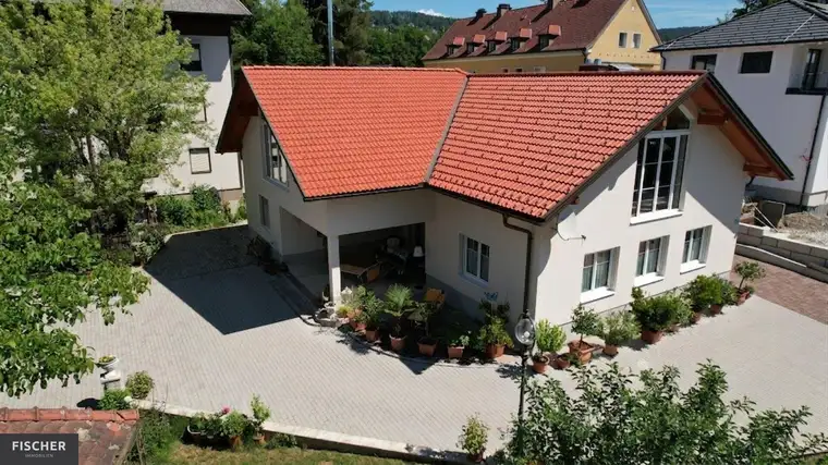 Neuwertiges, großzügiges Wohnhaus in Velden am Wörther See – Wfl: 250m², Terrasse, Kachelofen, Fußbodenheizung