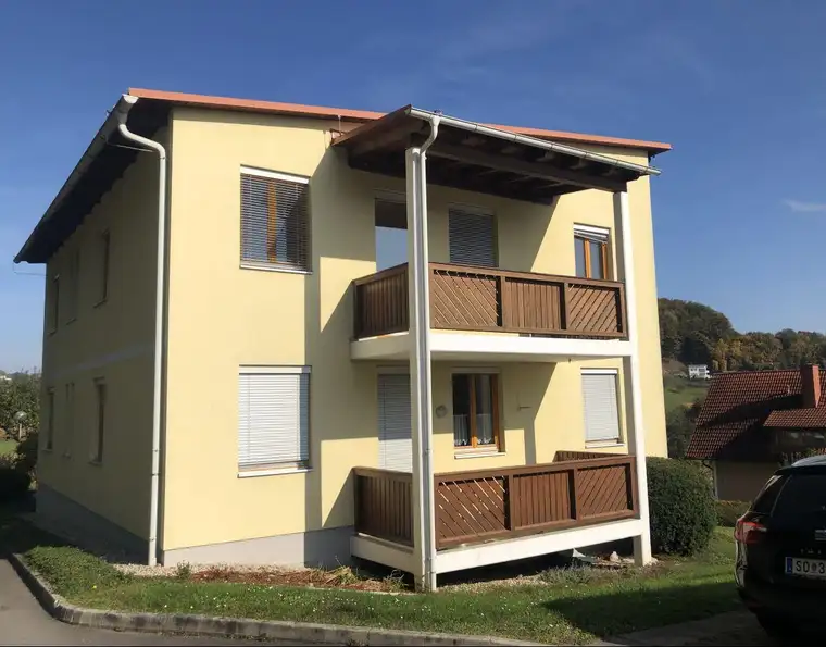 Sehr helle 3 Zimmer-Wohnung mit moderner Küche, Balkon und Carportparkplatz - geförderte Miete ODER geförderte Miete mit Kaufoption - 3 Zimmer 
