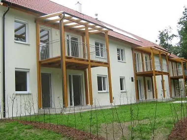 Lichtdurchflutete 3-Zimmer-Wohnung im Obergeschoss mit Balkon inkl. Küche - geförderte Miete ODER geförderte Miete mit Kaufoption - 3 Zimmer 