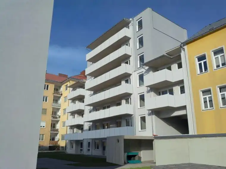 Helle 3-Zimmer-Wohnung im Obergeschoss mit Balkon - geförderte Miete - 3 Zimmer 