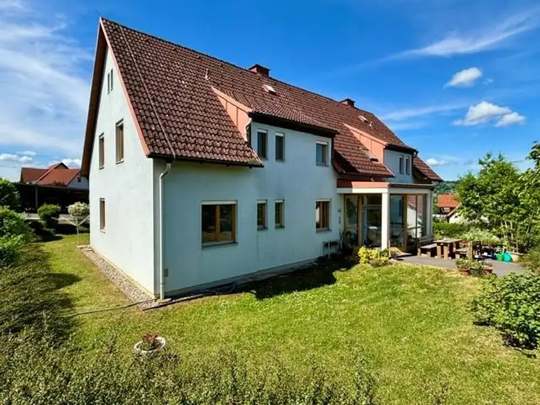 Lichtdurchflutete 3-Zimmer-Wohnung mit Balkon und Carportparkplatz - geförderte Miete - 3 Zimmer 