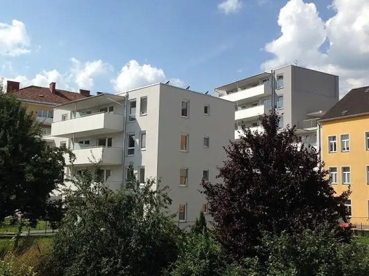 Sonnige - 3-Zimmer-Wohnung im Obergeschoss mit Balkon und Dachterrasse! - geförderte Miete - 3 Zimmer 