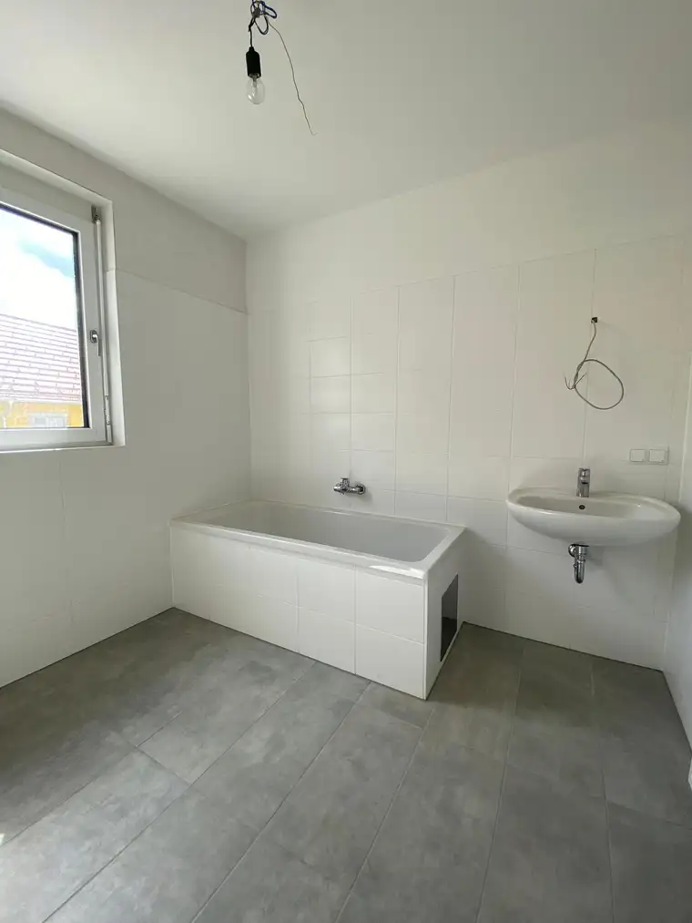 PROVISIONSFREI - Helle Erstbezugswohnung mit guter Raumaufteilung, Balkon in ruhiger Lage - geförderte Miete - 3 Zimmer 