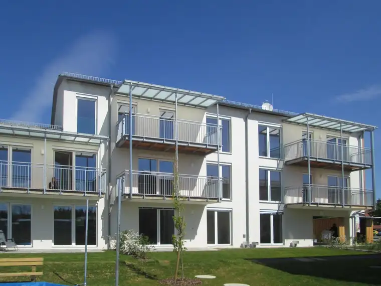 Lichtdurchflutete 3-Zimmer-Wohnung mit Terrasse und großem Garten - geförderte Miete ODER geförderte Miete mit Kaufoption - 3 Zimmer 