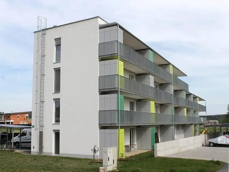 MEGA - 4-Zimmer-Wohnung mit riesigem Balkon, Küche und Carportparkplatz - geförderte Miete - 4 Zimmer 