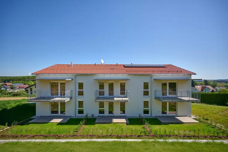 Lichtdurchflutete - 2-Zimmer-Wohnung im Obergeschoss mit Balkon - geförderte Miete - 2 Zimmer 