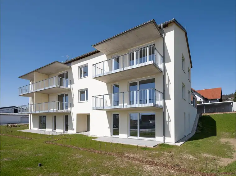 Wunderschöne 2-Zimmer-Wohnung mit großem Balkon, Küche und Carportparkplatz - geförderte Miete - 2 Zimmer 