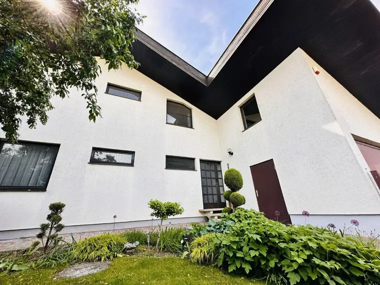 Zum Kauf gelangt ein gepflegtes Einfamilienhaus mit großzügigen Garten im ruhigen Natschbach.