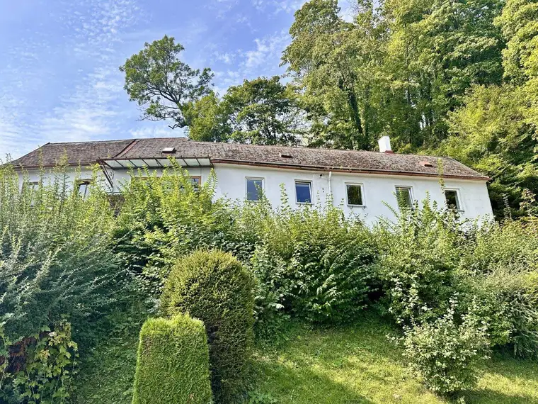 Wohn- &amp; Investitionsmöglichkeit in Gloggnitz – Zinshaus mit Potenzial!
