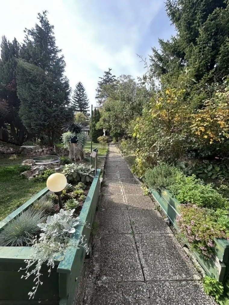 Top Gelegenheit- 1/2 Hausanteil mit großem Garten in bester Lage