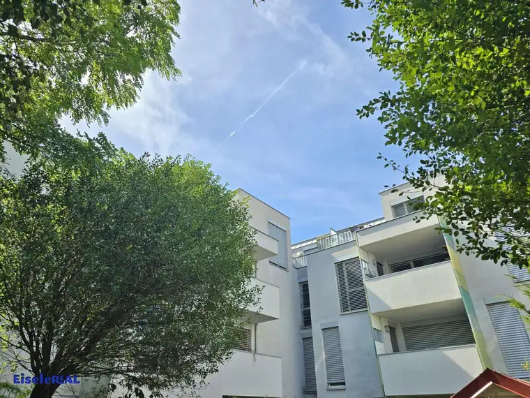 hochwertige 2 Zimmer Wohnung - Balkon - zzgl. Garage
