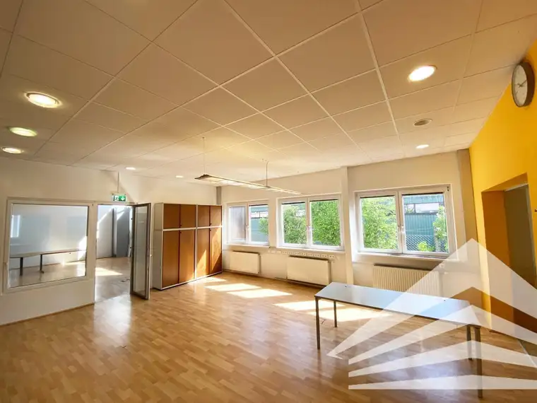Bürofläche mit Schauraummöglichkeit und Lagerhalle zu vermieten!