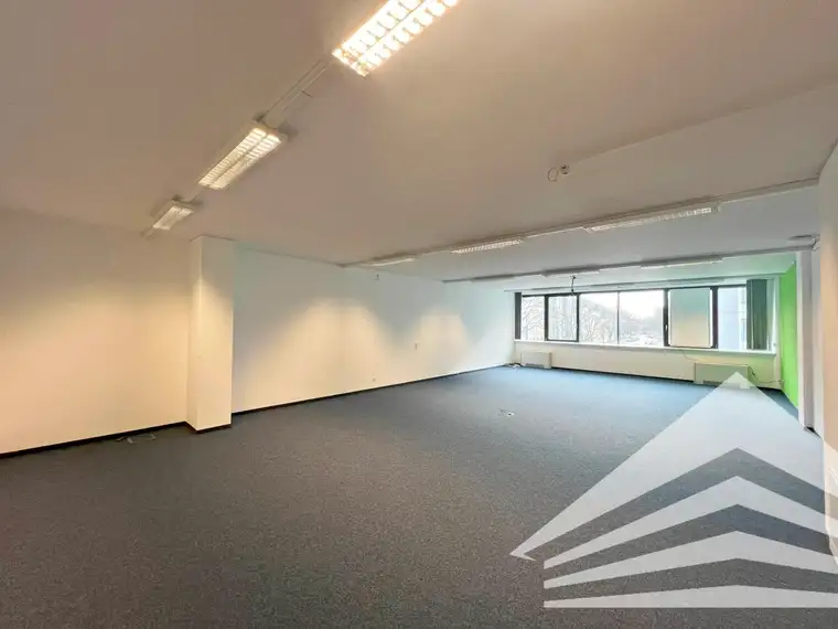 Bürofläche mit guter Raumaufteilung und Parkplätzen zu vermieten!